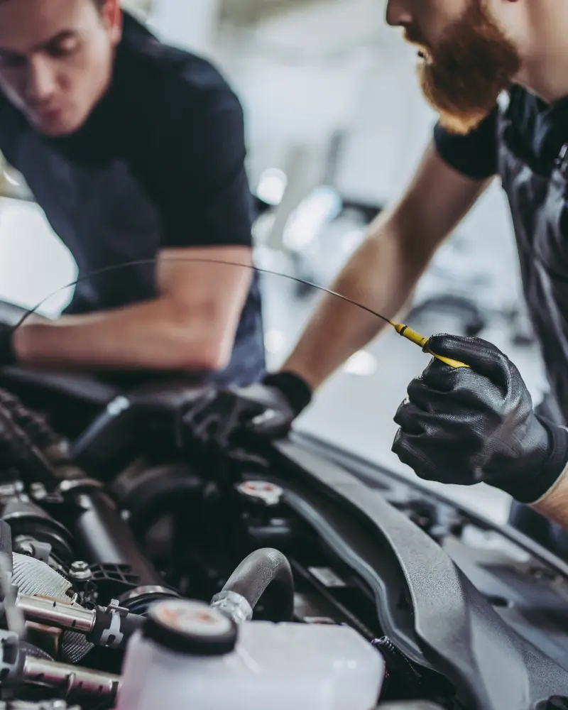 Mecânico em oficina automotiva — site para oficina mecânica no Google local criado pela StartFly